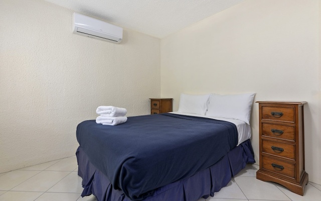 Hop, Skip, Jump Away From Hastings - Unit 6 Descola 6 Noosa Drive – Guest Rooms – Noosa Heads