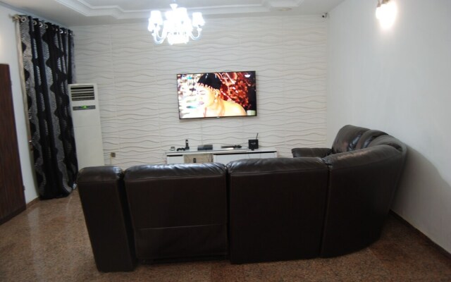 Kings Court Apartment