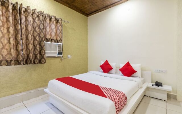 Oyo 27653 Savoy Suites