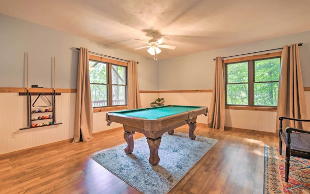 Decks & Mountain Views: Waynesville Getaway!