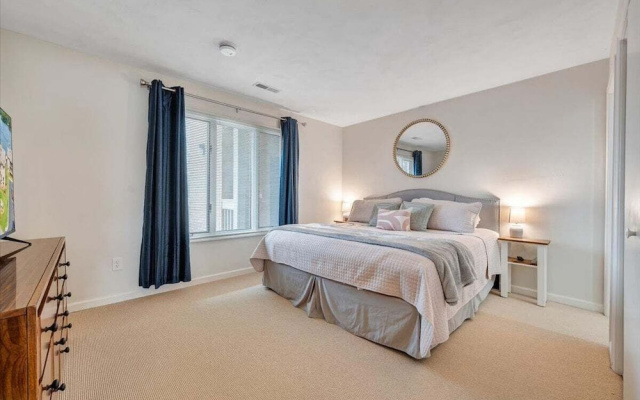 Lake Vibes - Pet Friendly Lakefront Condo!