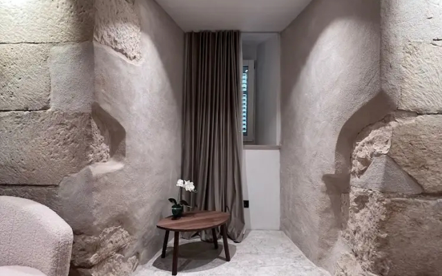 Unique house Nepot in the center