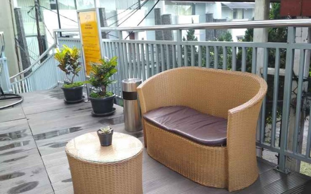 Comfortable and Stylish Studio at Beverly Dago Apartment By Travelio – Hotel Rooms – Bandung