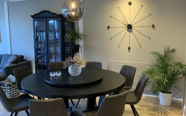 Great 8 Person House, Reykjavik, Free use of Car!