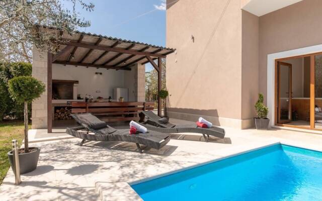 Charming 6-bed Villa in Vižinada