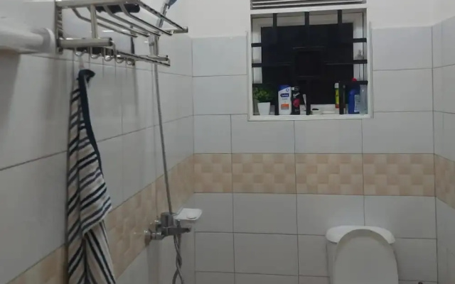 Cozy 2-bed Apartment in Akright City, Bwebajja