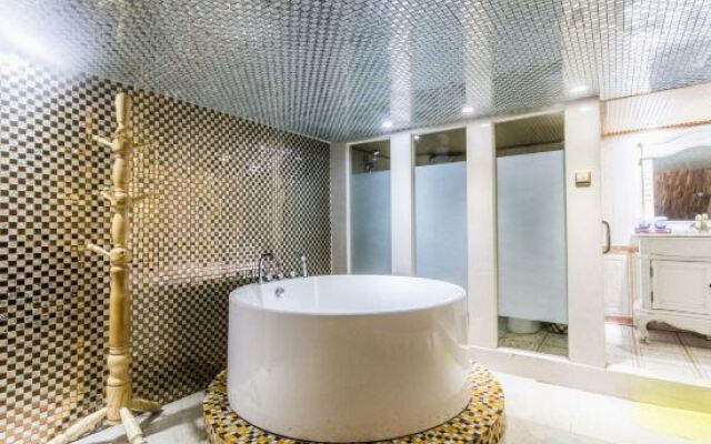 No.7 Theme Hotel