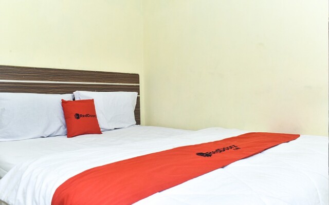 RedDoorz  near Pantai Losari 3