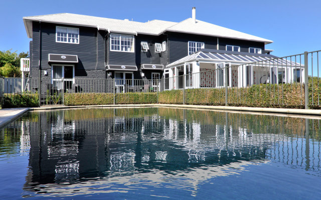 Black Swan Lakeside Boutique Hotel