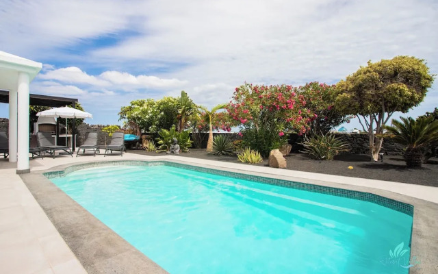 Gorgeous Newly Renovated 4-bedroom Villa!