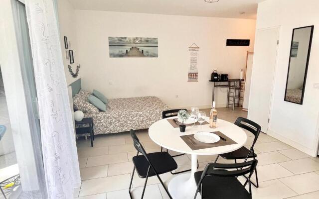 Jacuzzi / Parking Privé / Terrasse / Au pied du tram