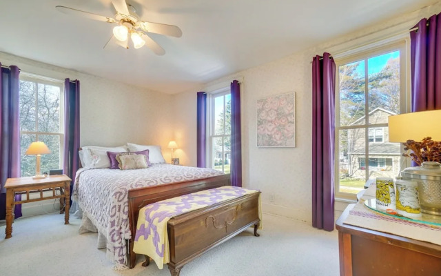 'the Porch House' Located in Historic Village