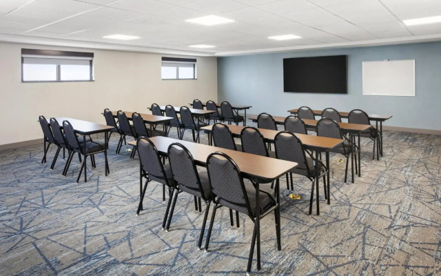 Holiday Inn Express Cleveland Airport - Brookpark by IHG