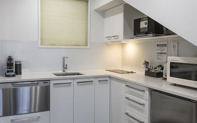 DeLorenzo's Studio Apartments