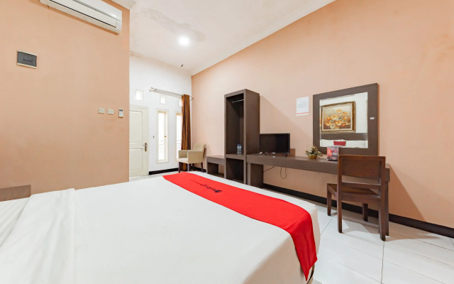 RedDoorz Near Kejaksan Station Cirebon