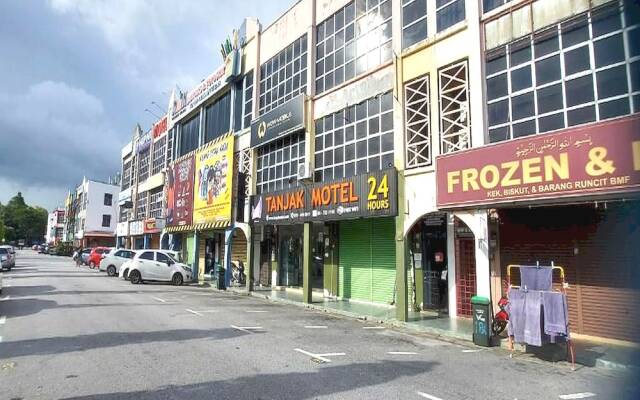 OYO 90937 Tanjak Hotel