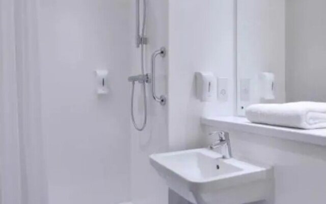Travelodge Bristol Severn View M48