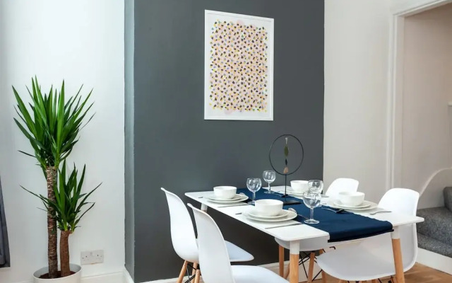 Cosy Home Near Station, Parking, Netflix, Sleeps 5