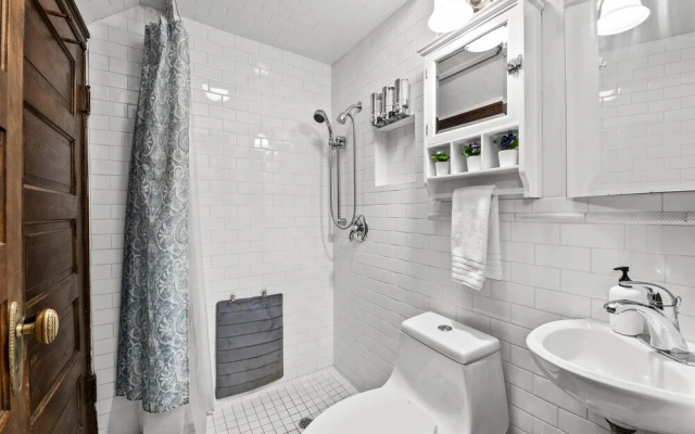 Cap Hill 3-bedroom Garage Parking With Backyard