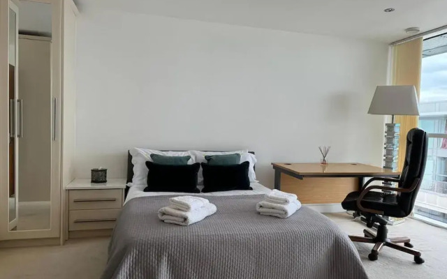 Royal Docks Luxury 3 Bedroom Apartment