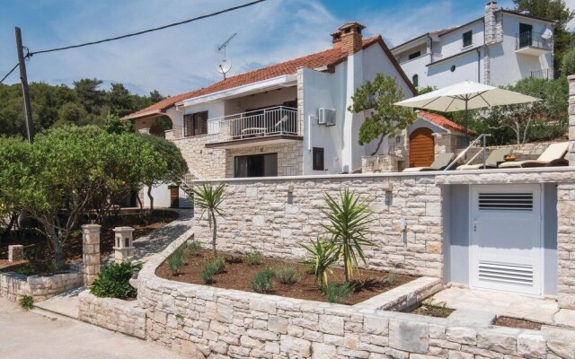 Awesome Home in Nova With Wifi and 4 Bedrooms