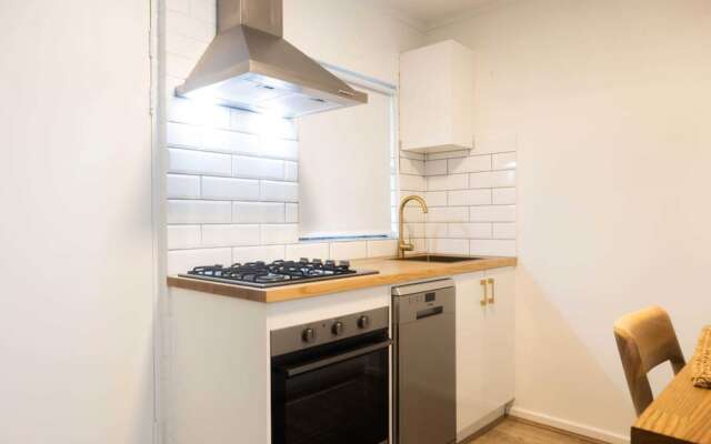 Lovely 1BR Apt in Bicton With Backyard and Parking