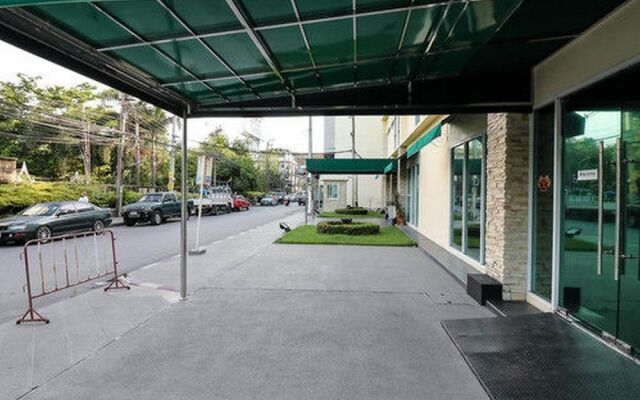 Nida Rooms New Petchburi Perspective at The Green Bells