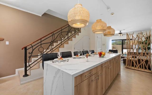 Upscale Gated Community Oasis Close to the Beach