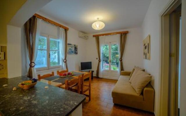 Zeus Pool Apartments
