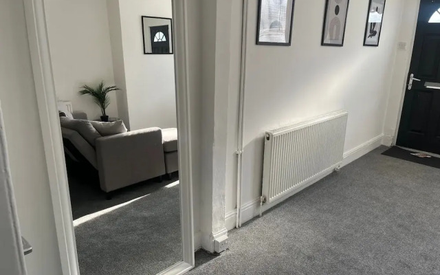 Cosy 2-bed Home - Central Location - Train Station