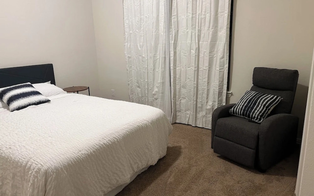 Balmoral Lakeside 5br 4ba House