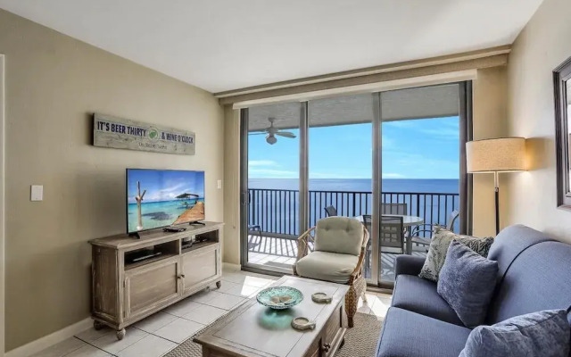 Charming Beachfront Condo With Pool, spa and Views