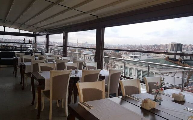 River Hotel