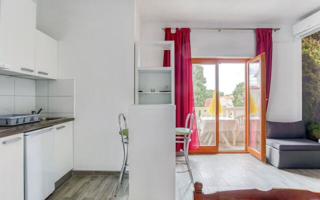 Simplistic Holiday Home in Sumartin near Sea Beach