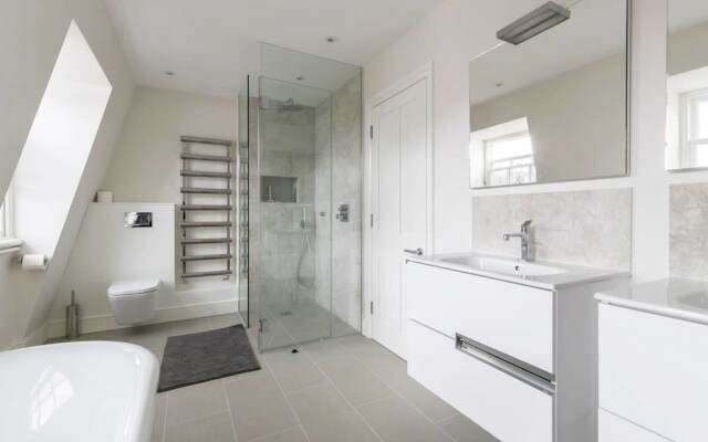 Gorgeous 5 Bed / Sleeps 10 - in Battersea Village