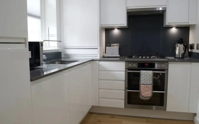 Modern 2 Bedroom Apartment With Parking
