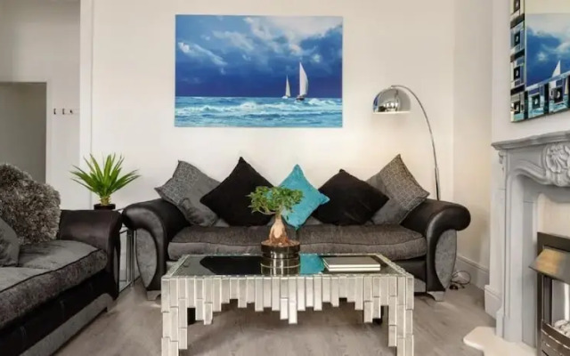 Sandybanks - Stylish apartment on Torquay promenade