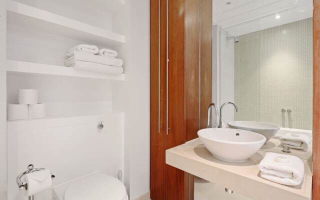 Lovely 1bed W/balcony on the River Thames
