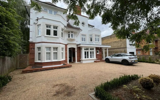 The Woodborough Place - Beckoning 2bdr Flat With Balcony