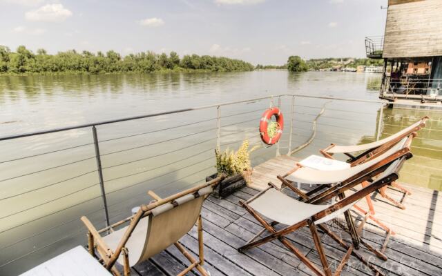 ArkaBarka Floating Hostel