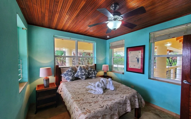 Lucky Duck Villa - Private Beach Escape
