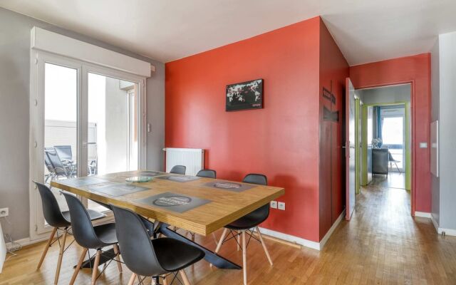 Spacious Apartment With Stunning View Of Paris La Defense Fits Up To 8