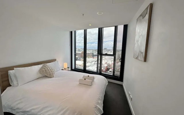 Stylish 1-bed With Pool, Gym & Free Parking