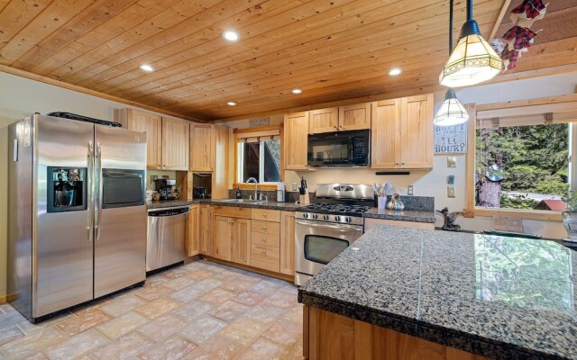 West Haus Escape 3 Bedroom Home by NW Comfy Cabins by RedAwning