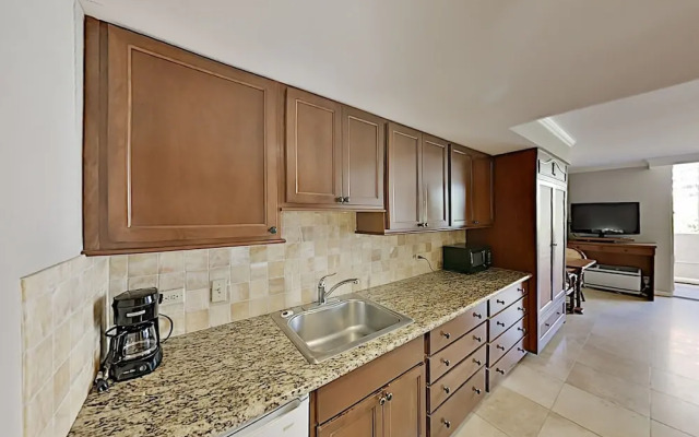 Luana 118 Condo by RedAwning