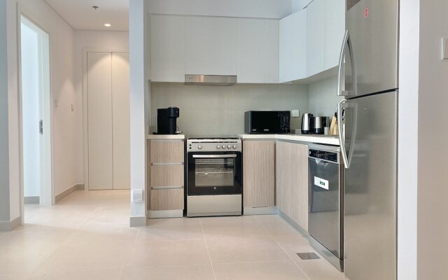 SuperHost - Stylish Apartment Facing Creek Harbour