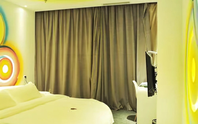 Dinggeman Space Theme Hotel