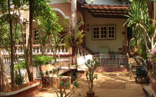 Sam's Jungle Guesthouse