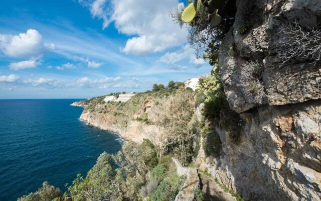 Una Scogliera sul Mare con Piscina by Wonderful Italy