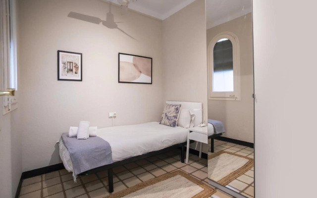 63PAR275- Sunny apartment in Paralel